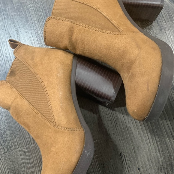 American EagleSize 61/2  light brown healed bootie - Picture 3 of 4